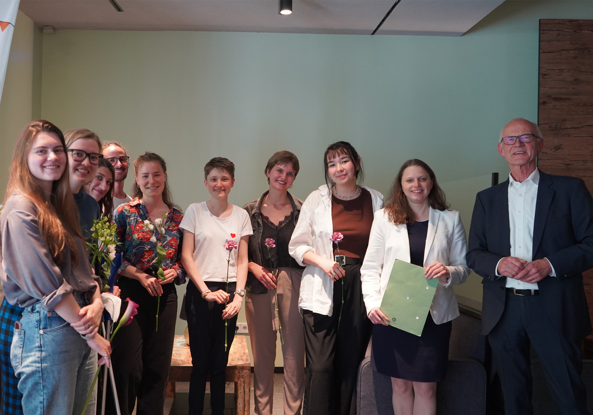 Die Preisträger:innen des Social Student Awards 2022 gemeinsam mit Sozialsenatorin Dr. Melanie Leonhard (2. von re) und Jürgen Allemeyer, Geschäftsführer Studierendenwerk Hamburg (re)