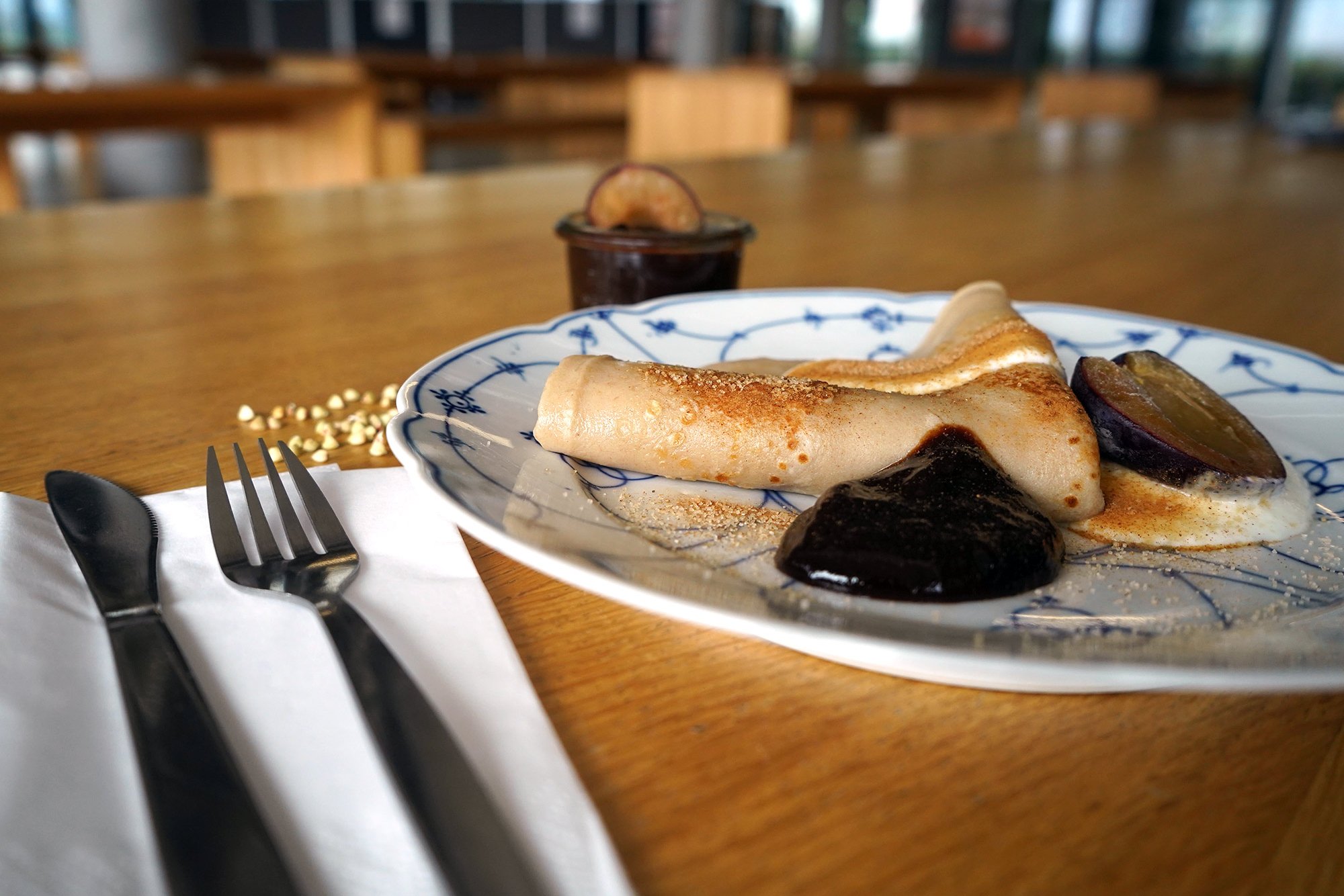 Teller mit Buchweizenpfannkuchen