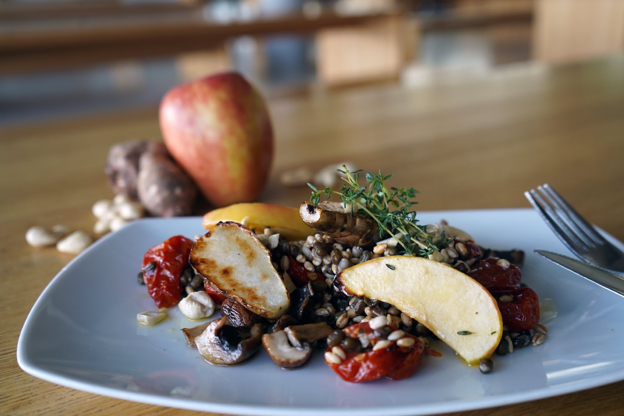 Teller mit Topinambursalat